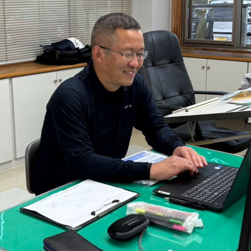 土木作業中の西園寺さん
