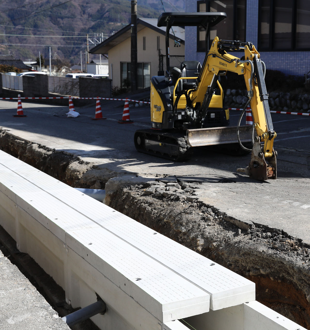 水道工事作業をする風景
