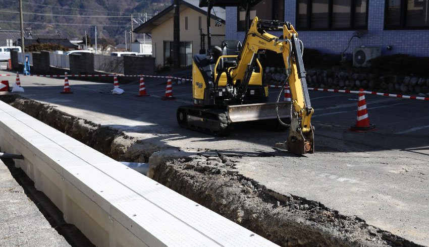 水道工事作業をする風景
